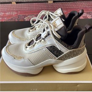 Michael Kors Olympia Extreme Two-Tone
Logo and Canvas Trainer! Size 8